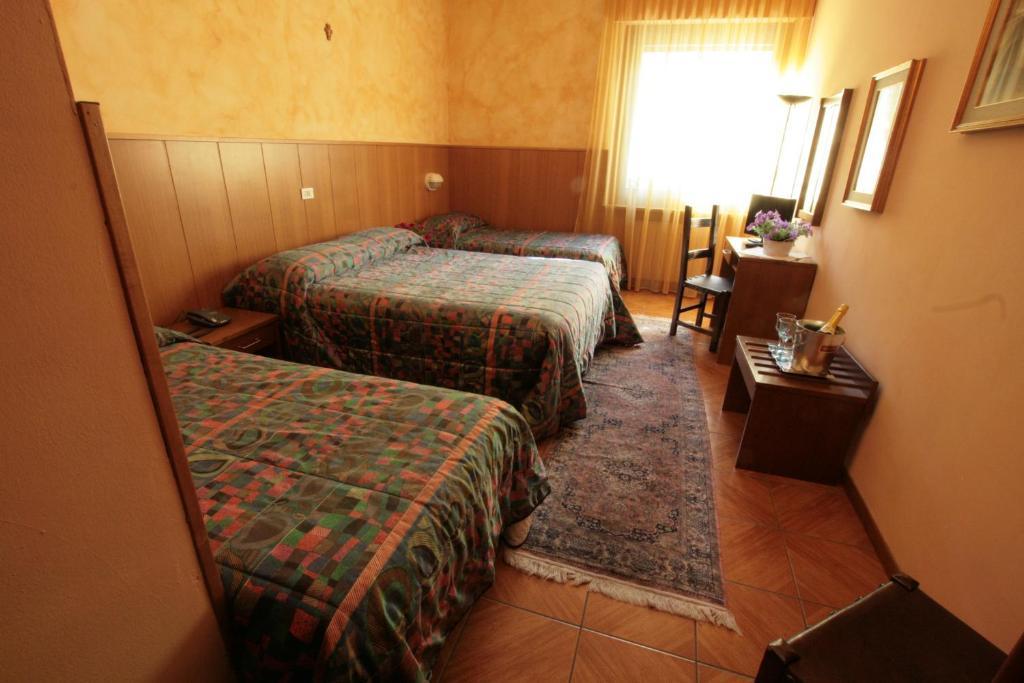Hotel Sarre Bilik gambar