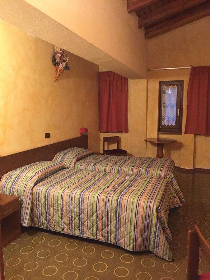 Hotel Sarre Luaran gambar
